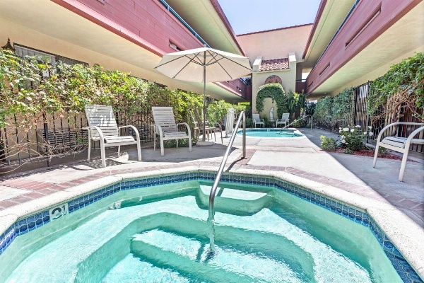 Vantage Point Inn - Woodland Hills image 4